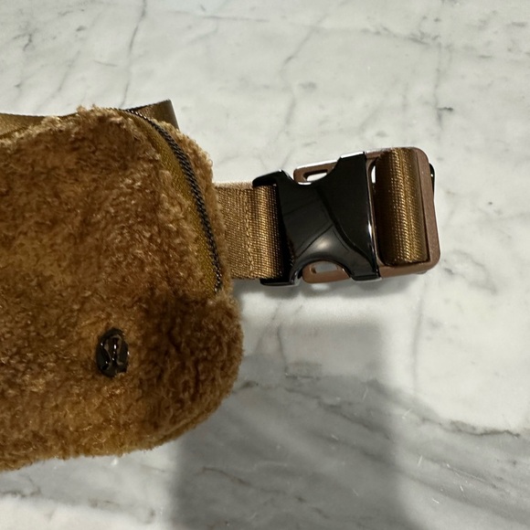 NWOT Lululemon Everywhere Fleece Belt Bag - Picture 2 of 4